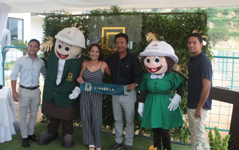 Familia Casquete, primeros en comprar una casa en Urbanización Cimabela.