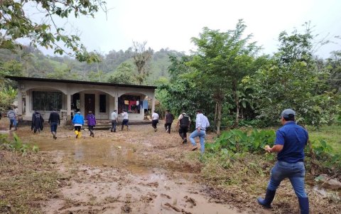 Un deslave registrado en Las Pampas, provincia de Cotopaxi, dejan sin hogar ni terreno a pobladores.