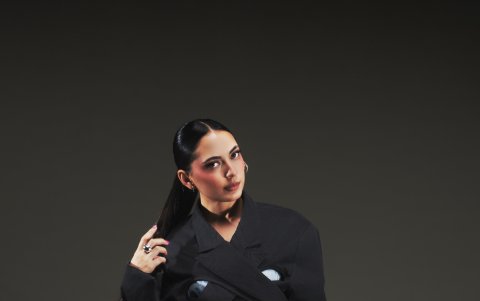 Lisa María tiene un estilo minimalista en el que priman los tonos negros.