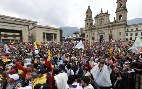 Personas escuchan el discurso del presidente de Colombia, Gustavo Petro, este martes, en la Plaza de Bolivar de Bogotá (Colombia).