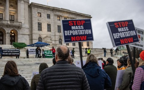 Los manifestantes sostienen carteles mientras protestan por la deportación de la profesora adjunta de medicina, Dra. Rasha Alawieh, de la Universidad de Brown.