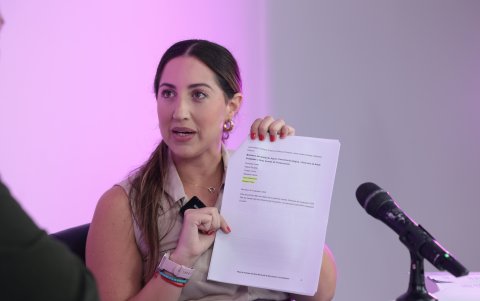 Funcionaria. Tamariz muestra los oficios que recibió por parte del Gobierno central.