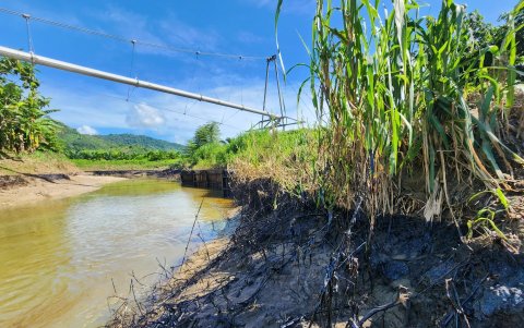 El paso del crudo deja una huella en la orilla del afluente.