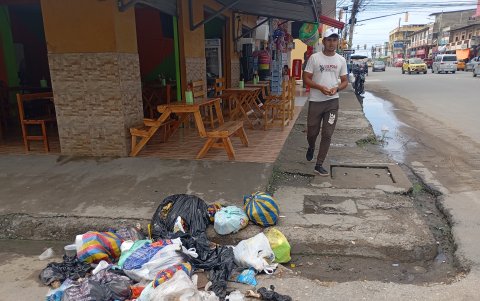 Al pie de algunos restaurantes se acumula la basura que no es recogida por el servicio municipal.