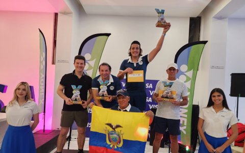 Los Sicco en el podio con los demás participantes en Costa Rica.