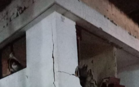 Parte del departamento, en el segundo piso de la vivienda, quedó destruido por la explosión.