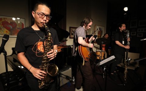 Austin en el Festival de Jazz AAPI (Asian American Pacific Islander) de 2022, evento que celebra la comunidad de jazz panasiática y su aporte al mundo de la música.