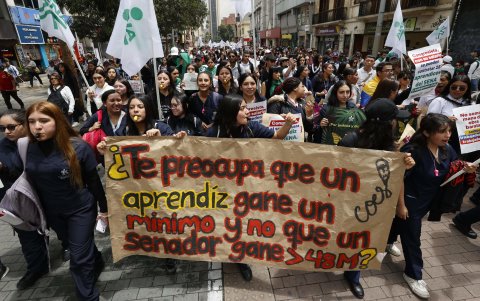 Miles participan en una manifestación este martes, en Bogotá (Colombia).