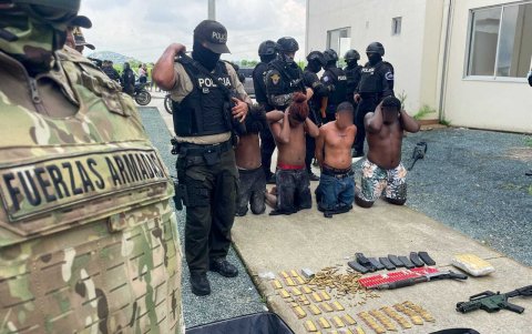 Detenciones y decomiso de armas en Socio Vivienda, Guayaquil, el 7 de marzo.