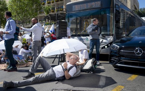 Miles de israelíes protagonizan este miércoles una protesta en Jerusalén contra la reanudación de los bombardeos en Gaza