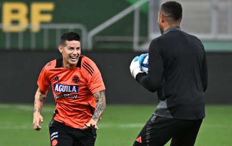 James Rodríguez (i) de Colombia participa en el entrenamiento de este miércoles 19 de marzo, antes de enfrentar a Brasil