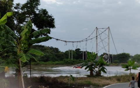 Así quedó el puente. La ciudadanía asegura que tres vehículos cayeron al agua.