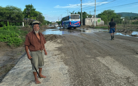 La Prefectura de Manabí y los organismos de emergencia están trabajando en la rehabilitación de las vías afectadas