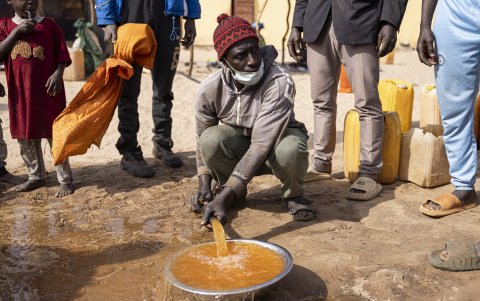 Miles de agricultores y sus familias han sido desplazados durante la última década para dar paso a la colosal fábrica flotante del grupo minero francés Eramet.