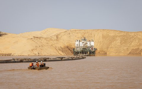 Ahora atraviesa las dunas de Lampoul, uno de los desiertos más pequeños y hermosos del mundo, un atractivo turístico junto a las interminables playas del desierto de Senegal.
