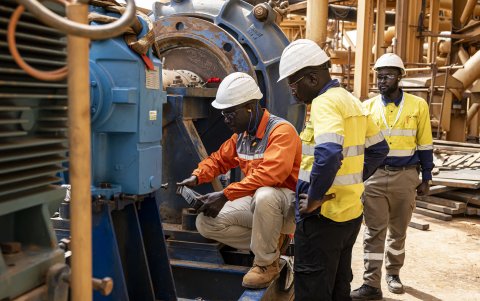 Un grupo de obreros trabajan en la mina itinerante de Senegal.