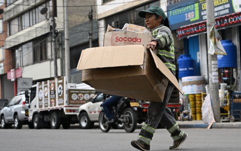 La recicladora Mary Luz Torres recoge materiales reciclables en Bogotá el 28 de febrero de 2025.,
