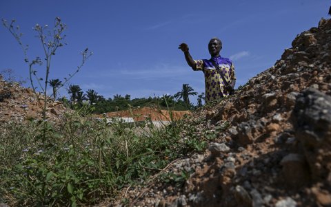 El arqueólogo marfileño François Guede Yiode señala el lugar donde el Homo sapiens sobrevivió hace 150.000 años, en Anyama.