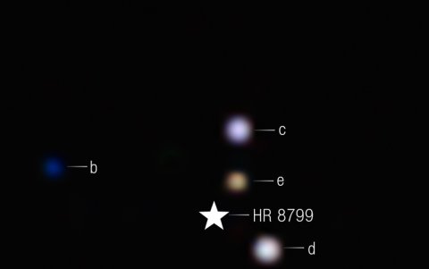 La visión más nítida en el infrarrojo del emblemático sistema multiplanetario HR 8799.
