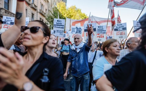 Personas participan en una manifestación este miércoles, frente al Congreso en Buenos Aires (Argentina).