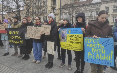 Familiares y amigos de los soldados ucranianos cautivos en una manifestación reciente en Lviv, (Ucrania) instando al mundo a no olvidarse de sus seres queridos en cautiverio.