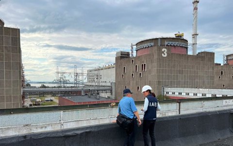 Zaporizhia. La directora general adjunta del OIEA, Lydie Evrard, visita el edificio especial de la central nuclear de esta región de Ucrania.