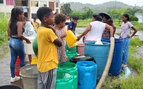 Habitantes de sectores cercanos al derrame de crudo reciben agua a través de tanqueros.