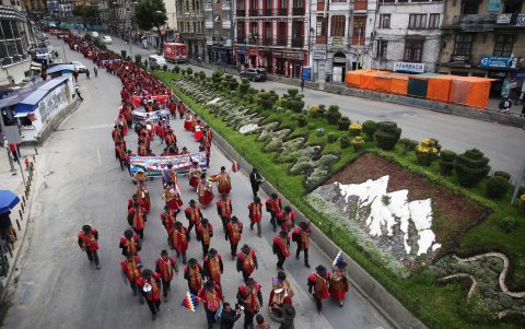 La larga columna de los indígenas aimaras pertenecientes a los 'ponchos rojos' que participan en una protesta este miércoles, en La Paz (Bolivia).