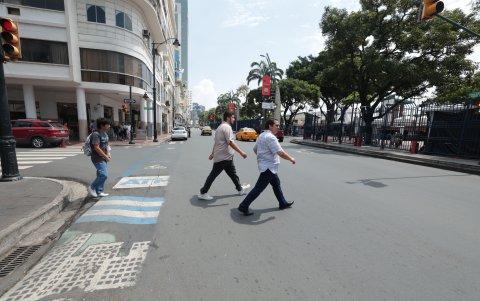 Hay intersecciones donde no se han delimitado los pasos cebra, como en Malecón y Aguirre, centro de la ciudad.