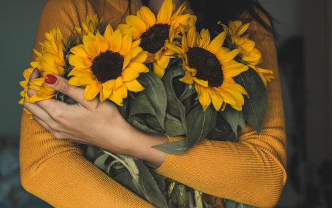 Regalar flores amarillas se ha vuelto un clásico cada 21 de marzo.