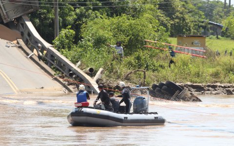 Equipos de rescate durante la búsqueda de cuerpos de las víctimas, en marzo pasado.