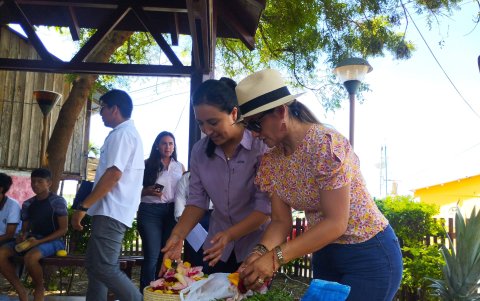 Los presentes participaron en el acto entregando las diversas ofrendas