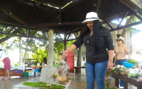 Turistas y nativos participaron de la ceremonia que se desarrolló en la comuna Sacahún, en Santa Elena.