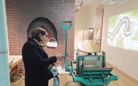 Los estudiantes conocen la historia de la primera imprenta en el museo de Ambato, ubicado en las calles Rocafuerte y Mera.