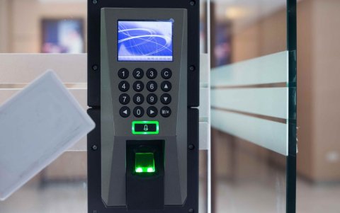 La Superintendencia insta a las empresas a explorar y adoptar alternativas menos invasivas como las tarjetas magnéticas.