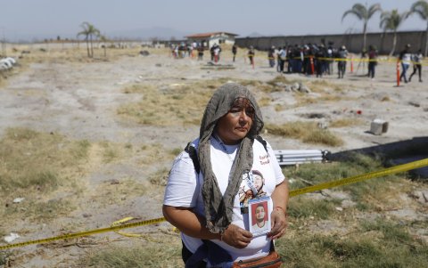 Una familiar de personas desaparecidas llega al Rancho Izaguirre este jueves, en el municipio de Teuchitlán, Jalisco (México).