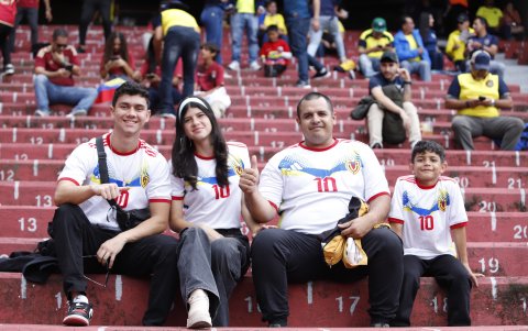 Rafael Barrios llegó con sus hijos para respaldar a la Vinotinto.
