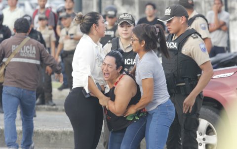Al sitio llegó una mujer que lamentó la muerte de una de las víctimas del ataque armado.