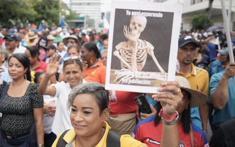 Docentes participan en una protesta durante el paro nacional este viernes, en Ciudad de Panamá (Panamá).