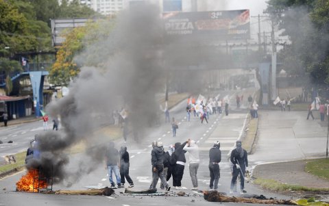 Un grupo de manifestantes fue registrado este viernes, 21 de marzo, al bloquear una avenida de Ciudad de Panamá, durante el paro nacional convocado por sindicatos de docentes.
