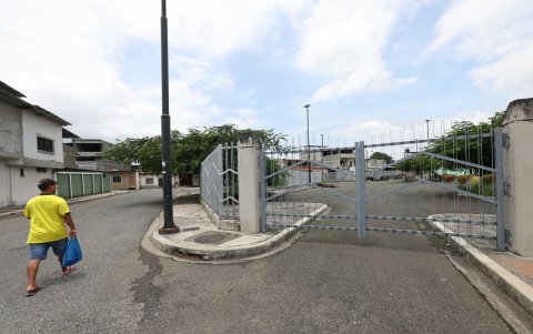 Inseguridad. Las puertas están cerradas. La presencia de bandas delictivas ha limitado la llegada de usuarios, a pesar de la acción policial.