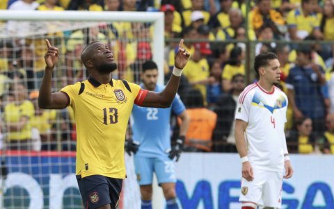 Enner Valencia de Ecuador celebra su gol, en un partido de las eliminatorias sudamericanas para el Mundial de 2026 entre la Tri y Venezuela