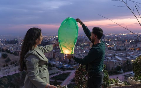 Una pareja hace volar una linterna este martes, durante la celebración de la milenaria fiesta zoroástrica del 'Chaharshanbe Suri' en Teherán.