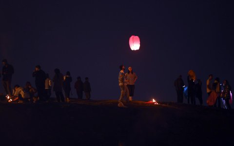 Los jóvenes sueltan linternas de deseos durante una festividad tradicional de fuego llamada 'Charshanbeh Suri' en Teherán, Irán, 18 de marzo de 2025.