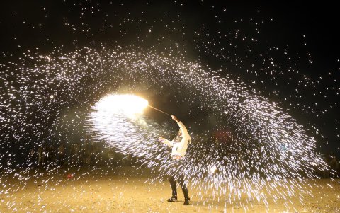 Un hombre iraní participa en una fiesta tradicional de fuego llamada 'Charshanbeh Suri' en Teherán, Irán, 18 de marzo de 2025.