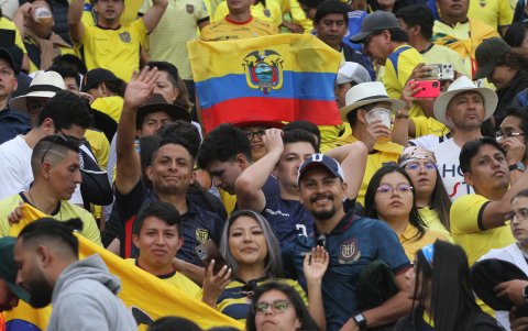 La hinchada de Ecuador cerca de festejar una nueva clasificación al Mundial.