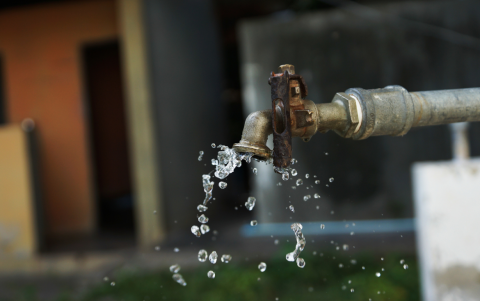 El derretimiento de los glaciares afecta el flujo de agua en diversas regiones del mundo.