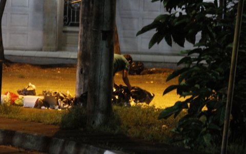 En el área del puente Ecológico también hay desechos sin recoger.