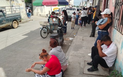 Familiares de los fallecidos por el colapso del puente Gonzalo Icaza Cornejo en los exteriores de la morgue de Daule.
