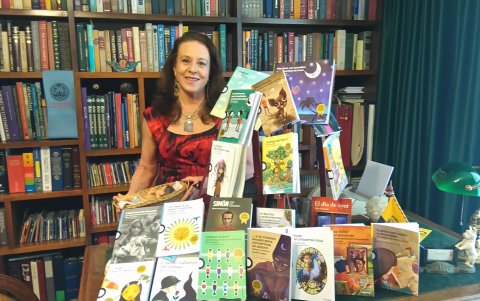 La autora escribe novelas y relatos para niños y jóvenes de 5 a 17 años.